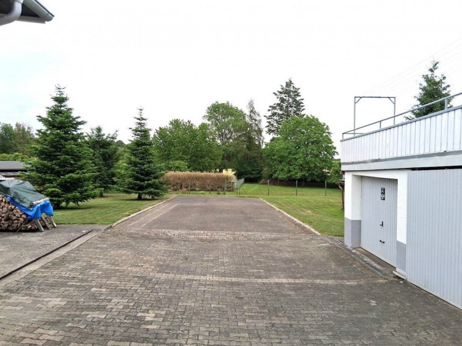 Weg im Garten Zweifamilienhaus Neuhausen