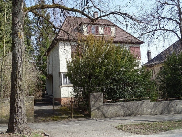 Frontansicht Villingen-Schwenningen - Schwenningen Wohngrundst�ck Sanierungsbed�rftige Villa auf einzigartigem gro�em Grundst�ck in Schwenningen