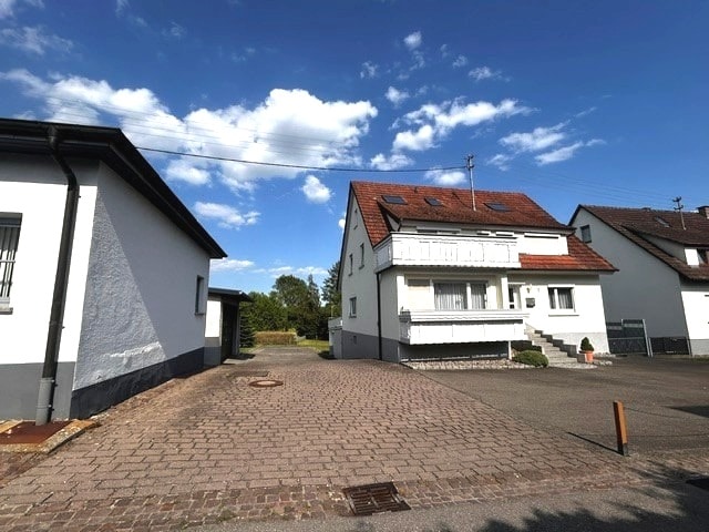 Stra�eansicht Zweifamilienhaus Neuhausen