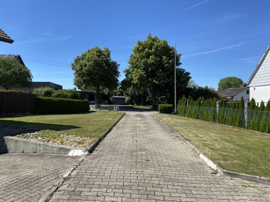 Zufahrt und Garten Doppelhaush�lfte Neuhausen