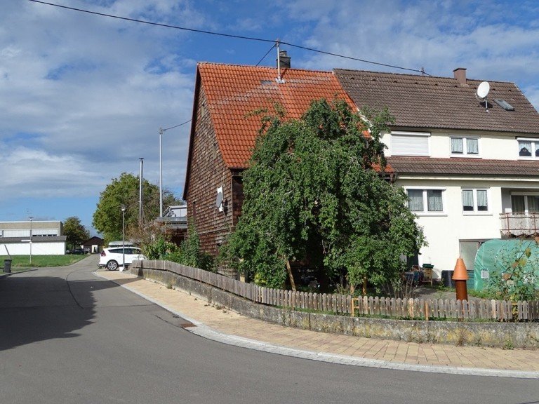 Seitenansicht Tuningen Einfamilienhaus Einfamilienhaus mit Zweithaus in Tuningen