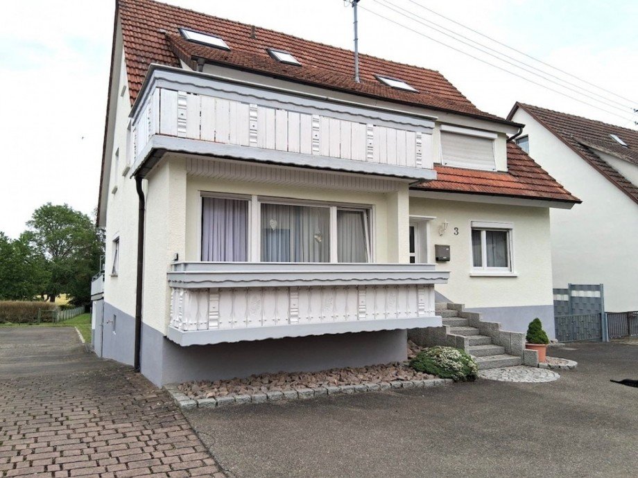 Stra�enansicht Zweifamilienhaus Neuhausen