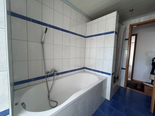 Badewanne Zweifamilienhaus Neuhausen
